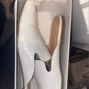 Elegant - white faux leather slide on shoes - size 7 - super comfy & stylish